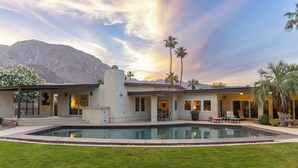 A modern house with a swimming pool, palm trees, and mountains in the background. - Poolside Splendor! Spacious De Anza Golf Club Home (Borrego Springs)