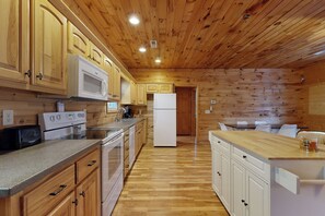 Interior - 2BR House w/ A/C & Games, Close to Lake (Huntingdon)