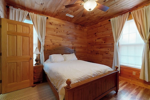 2BR House w/ A/C & Games, Close to Lake