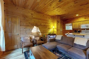 Interior - 2BR House w/ A/C & Games, Close to Lake (Huntingdon)