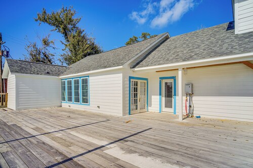 2 Mi to Gator Chateau: Vibrant Home w/ Balcony