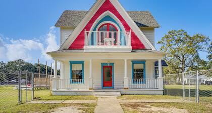 2 Mi to Gator Chateau: Vibrant Home w/ Balcony