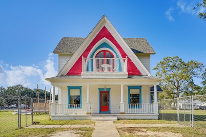 2 Mi to Gator Chateau: Vibrant Home w/ Balcony