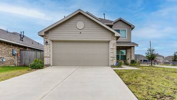 House (4 Bedrooms) | Front of property