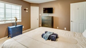 A bedroom with a bed, a dresser, a television, and a window with blinds. - 2 Mi to Historic Dtwn Magnolia: Family Retreat (Magnolia)