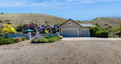 4BR Relaxing Escape w/ Pool, Jacuzzi & Views