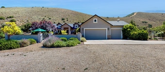 4BR Relaxing Escape w/ Pool, Jacuzzi & Views