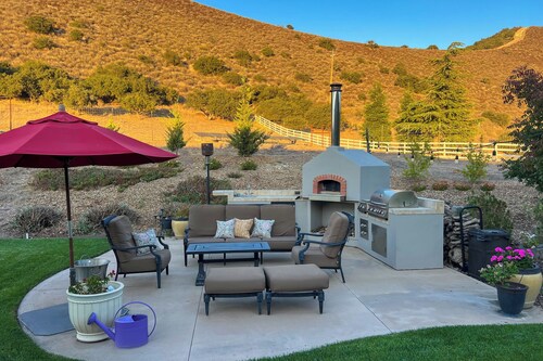 4BR Relaxing Escape w/ Pool, Jacuzzi & Views