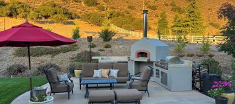 4BR Relaxing Escape w/ Pool, Jacuzzi & Views