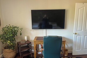 Interior - 4BR Relaxing Escape w/ Pool, Jacuzzi & Views (King City)