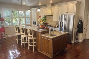 Interior - 4BR Relaxing Escape w/ Pool, Jacuzzi & Views (King City)