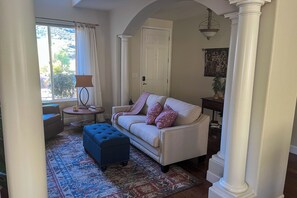 Interior - 4BR Relaxing Escape w/ Pool, Jacuzzi & Views (King City)