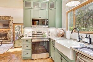 House (3 Bedrooms) | Interior - Trails, Wine & Events! Cuyahoga Falls Retreat (Cuyahoga Falls)