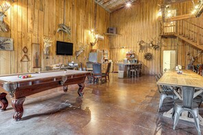 Interior - 4,800-sq-ft Cabin w/ Creek Access in Caulfield (Caulfield)