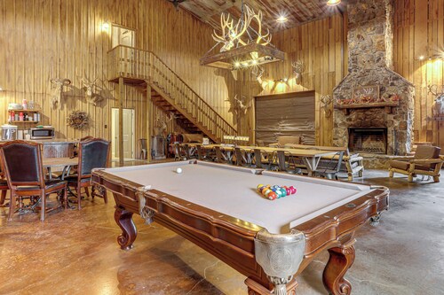 4,800-sq-ft Cabin w/ Creek Access in Caulfield