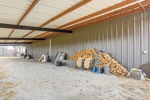 House (Multiple Bedrooms) | Interior - 4,800-sq-ft Cabin w/ Creek Access in Caulfield (Caulfield)