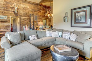 House (Multiple Bedrooms) | Interior - 4,800-sq-ft Cabin w/ Creek Access in Caulfield (Caulfield)