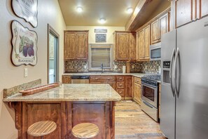 House (Multiple Bedrooms) | Interior - 4,800-sq-ft Cabin w/ Creek Access in Caulfield (Caulfield)