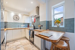 Fridge, microwave, oven, stovetop - 3 Bedroom Home • Sleeps 6 • Free Parking • York (York)