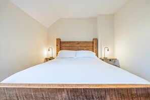 Tabla de planchar con plancha, wifi y ropa de cama