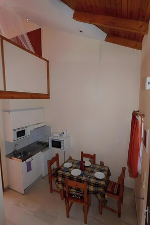 Fridge, stovetop, electric kettle, cookware/dishes/utensils - One-Bedroom Apartment 4 (Roda)