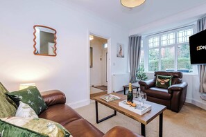 TV, offices - Spacious 3 Bed Home - Ideal for Business Stays (Haslington)
