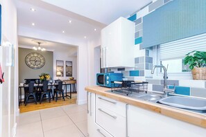 Jääkaappi, mikroaaltouuni, uuni, liesi