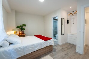 Escritorio, tabla de planchar con plancha, wifi y ropa de cama 