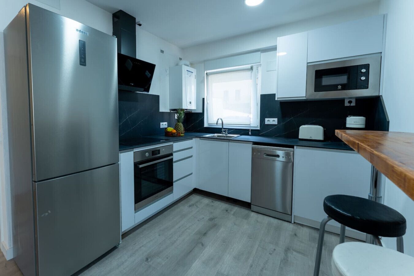 Kühlschrank, Mikrowelle, Ofen, Geschirrspüler