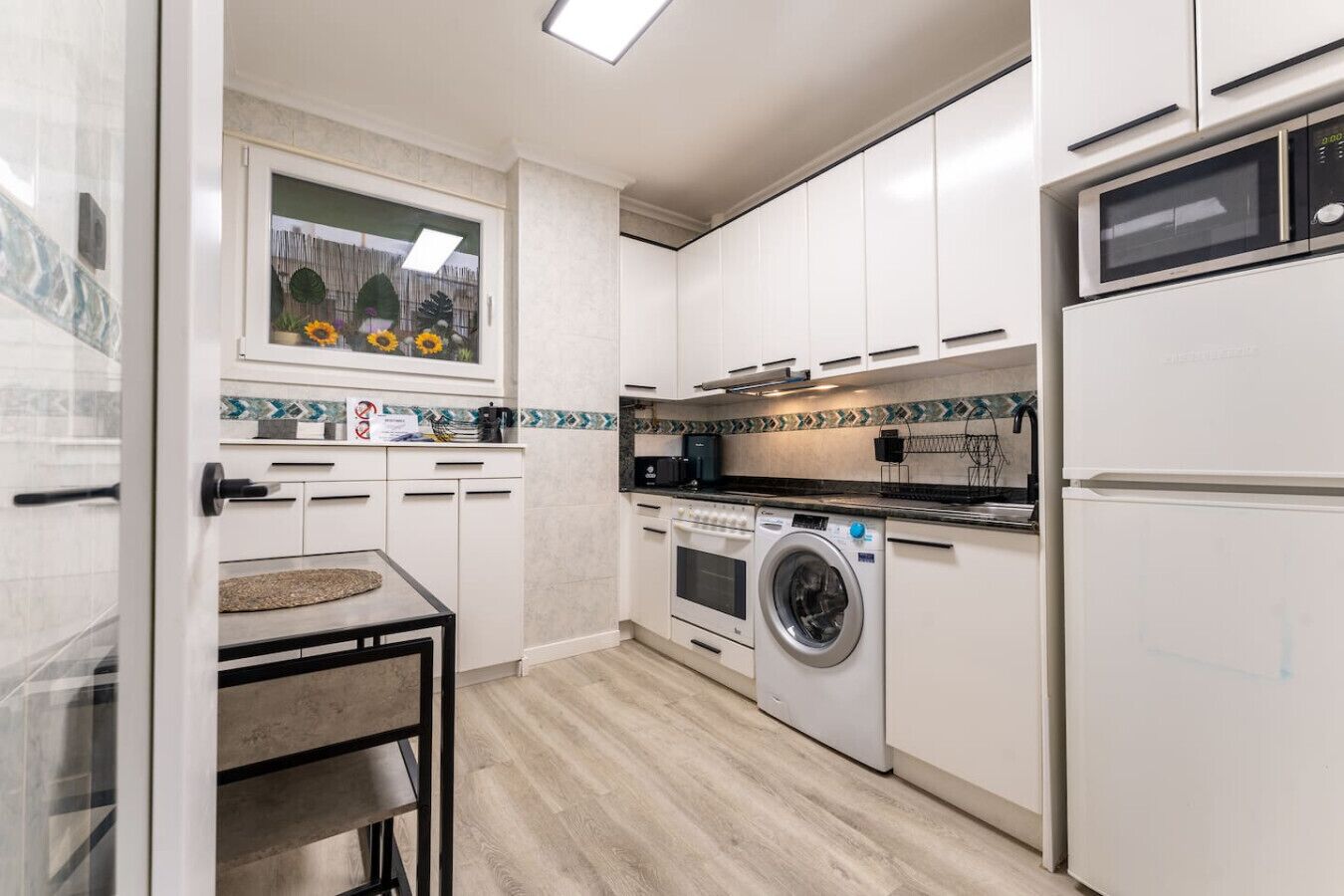 Réfrigérateur, micro-ondes, four, cafetière/bouilloire