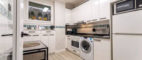 Réfrigérateur, micro-ondes, four, cafetiÚre/bouilloire