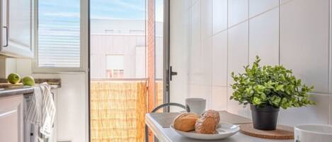 Réfrigérateur, micro-ondes, four, cafetiÚre/bouilloire