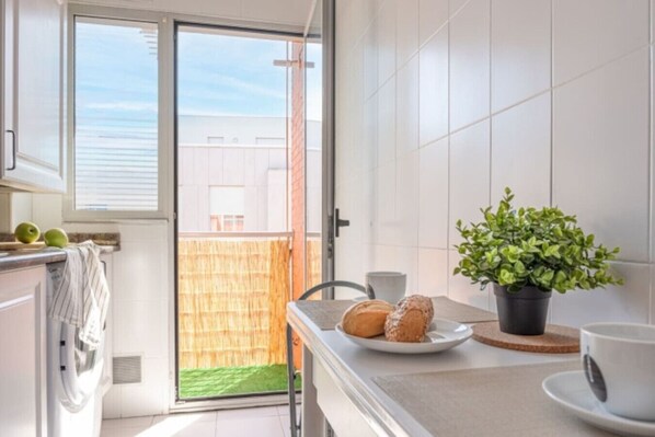 Refrigerador, microondas, horno y cafetera y tetera 