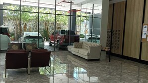 A modern lobby with a marble floor, seating area, and a reception desk. - Peaceful SEA View Condo (Pattaya)
