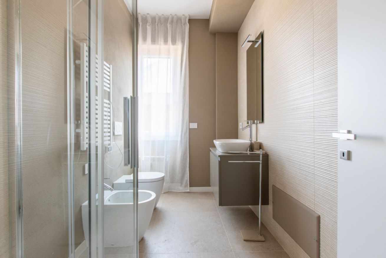 Doccia, bidet, asciugamani, shampoo