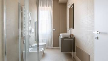 Doccia, bidet, asciugamani, shampoo