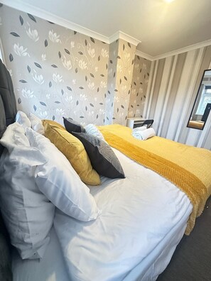Shared Dormitory, 4 Bedrooms | 4 bedrooms - Room-4-bed Parking, Fast Wifi, M42 Great (Solihull)