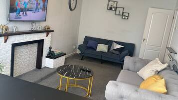 Shared Dormitory, 4 Bedrooms | Living room