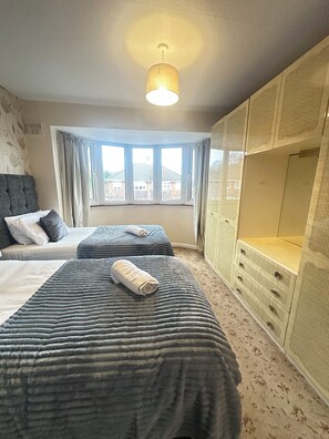 Shared Dormitory, 4 Bedrooms | 4 bedrooms - Room-4-bed Parking, Fast Wifi, M42 Great (Solihull)