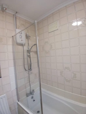 Dormitorio compartido, 4 habitaciones | Baño