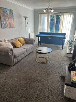 Shared Dormitory, 4 Bedrooms | Living room - Room-4-bed Parking, Fast Wifi, M42 Great (Solihull)