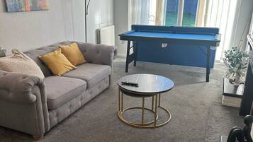 Shared Dormitory, 4 Bedrooms | Living room