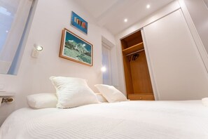Desk, iron/ironing board, WiFi, bed sheets - bahia front apartment (Santander)