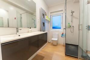 Bathroom - bahia front apartment (Santander)