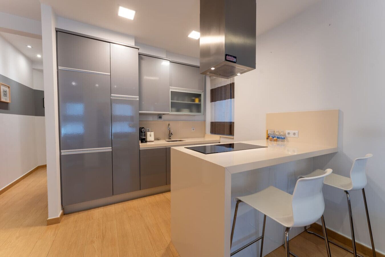 Jääkaappi, uuni, astianpesukone, kahvin-/teenkeitin