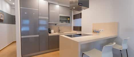 Jääkaappi, uuni, astianpesukone, kahvin-/teenkeitin