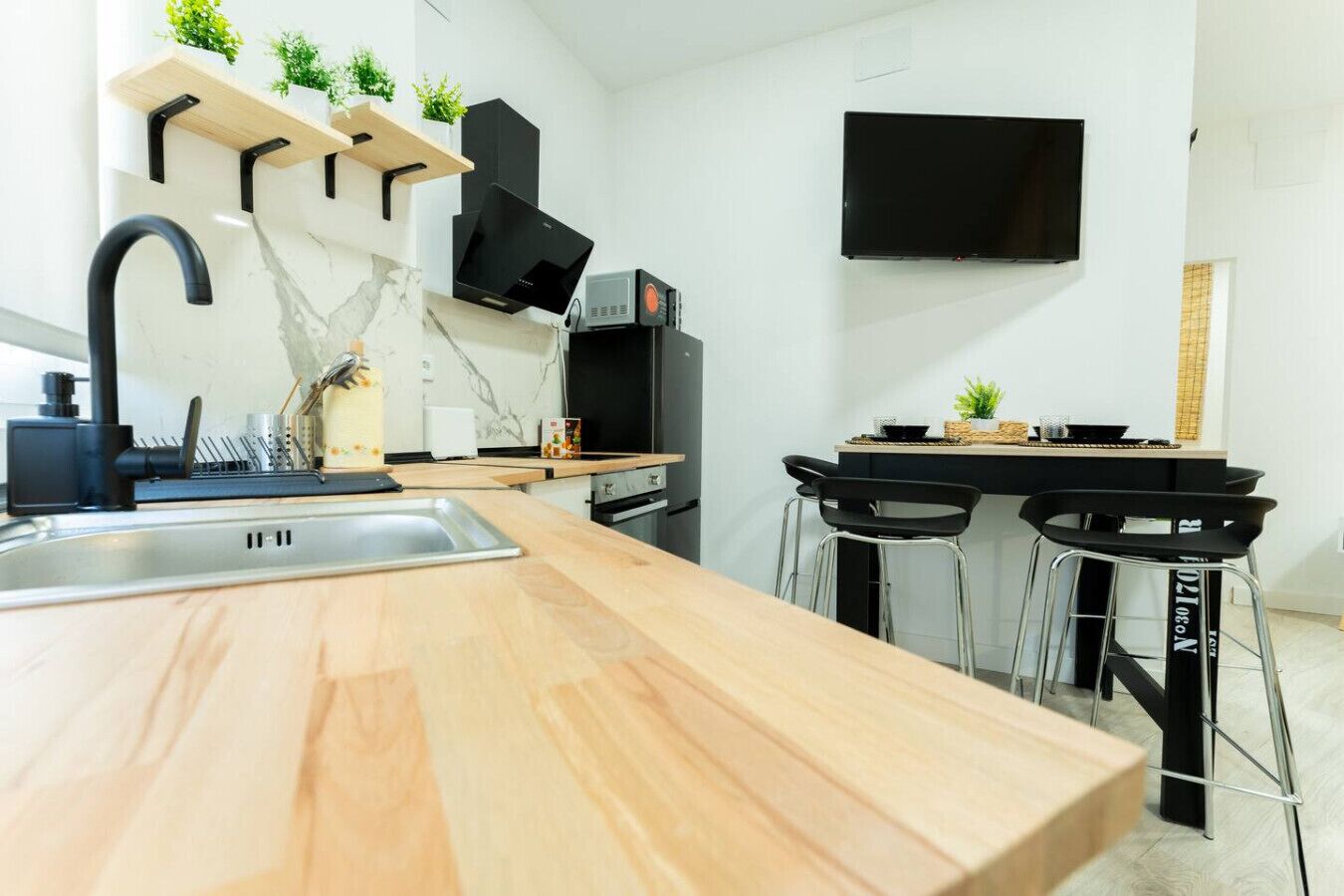 Réfrigérateur, micro-ondes, four, plaque de cuisson