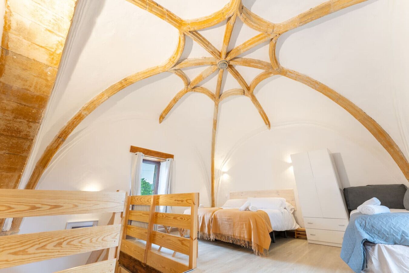 Desk, iron/ironing board, WiFi, bed sheets