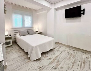 Desk, WiFi, bed sheets - 3 rooms apartment close beach (Santander)