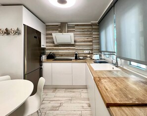 Fridge, microwave, oven, stovetop - 3 rooms apartment close beach (Santander)